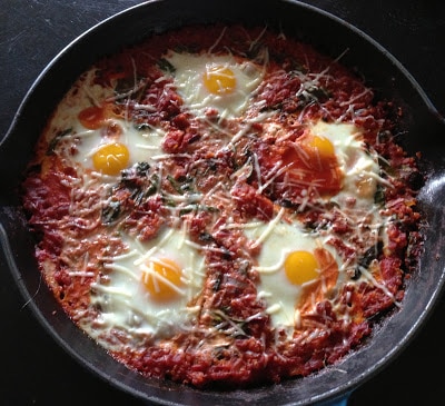 quinoa-baked-eggs-with-spinach-and-pancetta