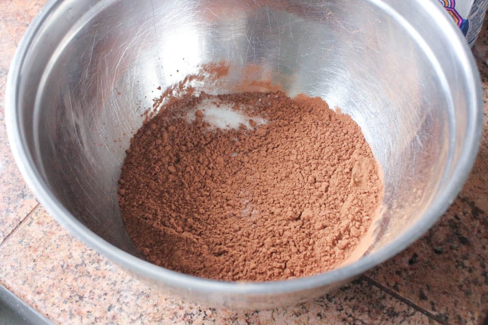 Chocolate-Chip-Cheesecake-Swirl-Brownie-Bites-Step-1