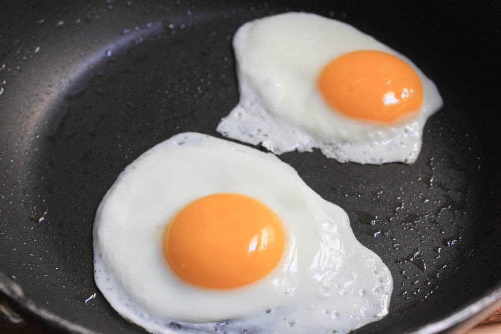 grilled-pita-pizzas-with-prosciutto-chanterelles-arugula-and-a-fried-egg-step-8