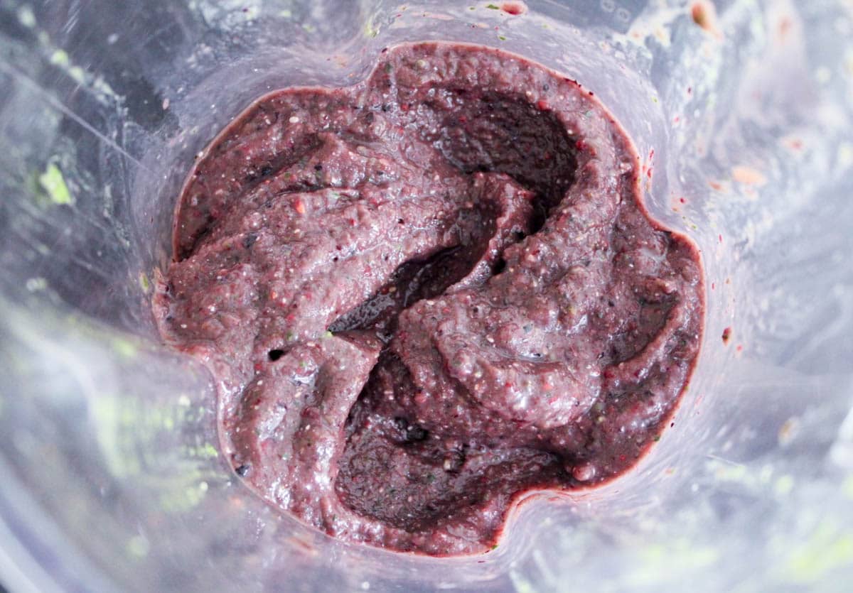 Vegan-Berry-Green-Smoothie-Bowls-with-fruit-and-granola-step-3