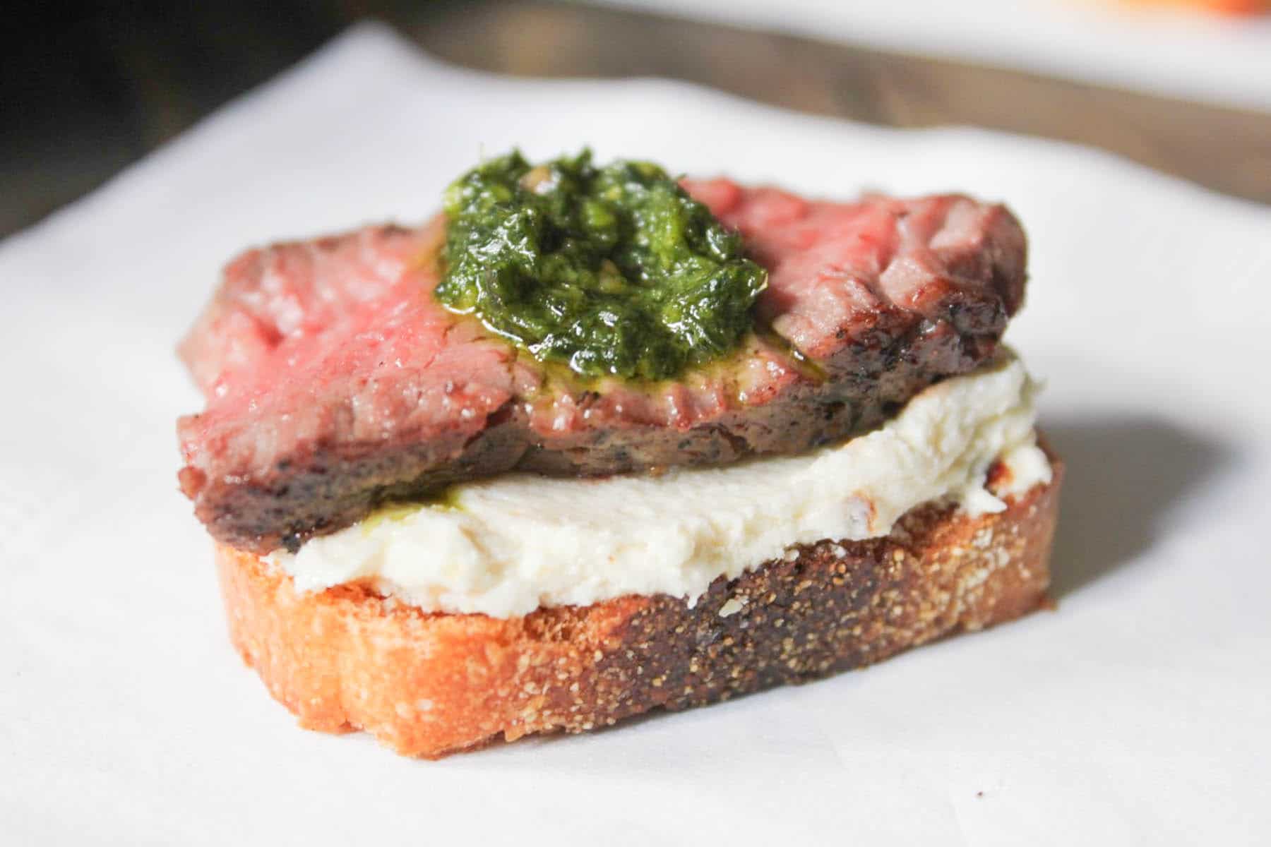 oscar-party-appetizer-beef-tenderloin-crostini-with-whipped-goat-cheese-and-pesto-7